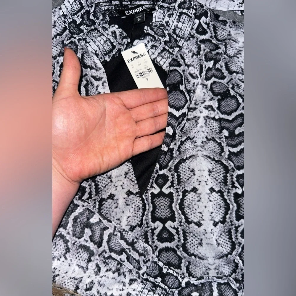 Express Blouse - Picture 5 of 5